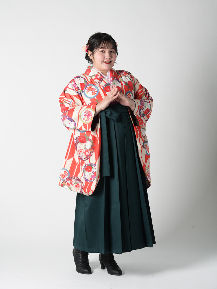 ふくよかな先生の卒業式での立ち姿