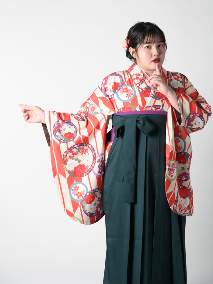 卒業袴で嬉しそうな笑顔の先生