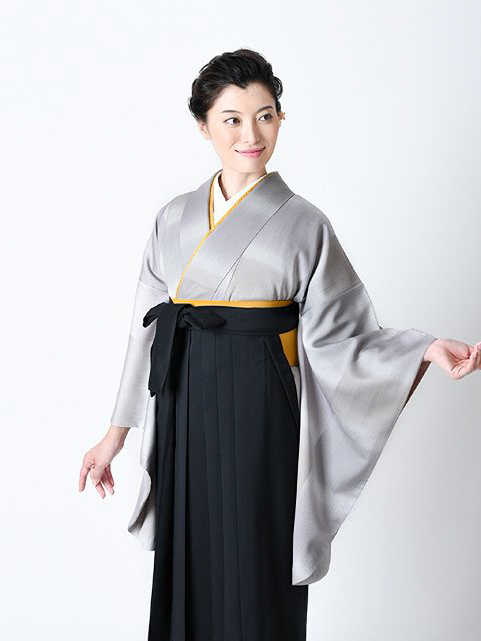 卒業袴で嬉しそうな笑顔の先生