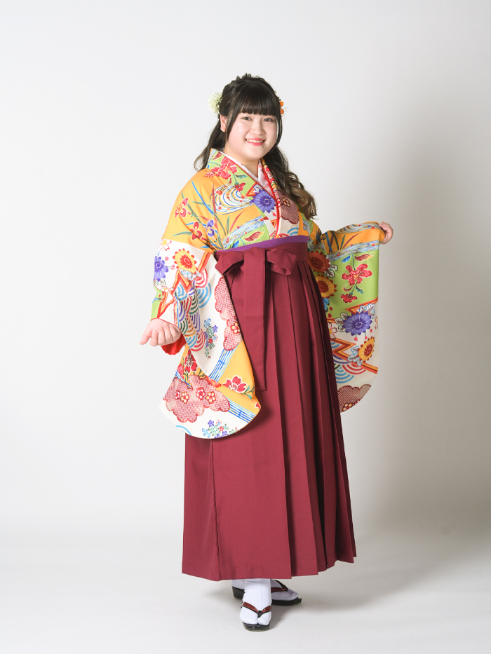 ふくよかな先生の卒業式での立ち姿