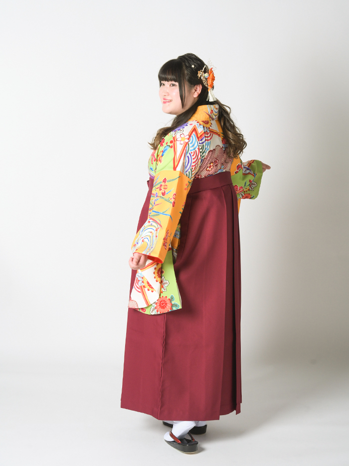 後ろ姿の女性教員
