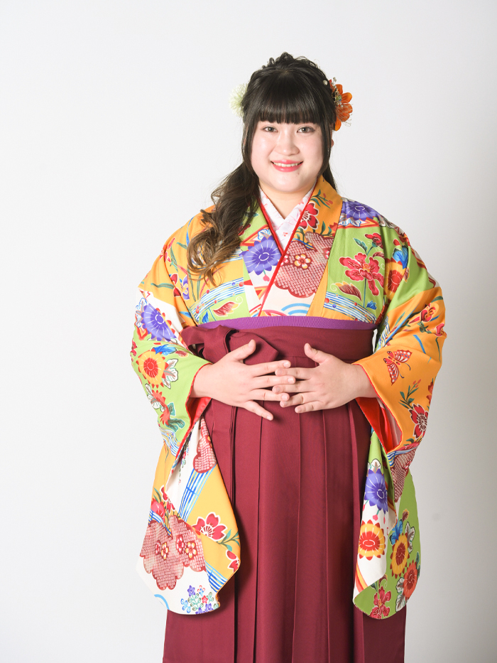卒業袴で嬉しそうな笑顔の先生