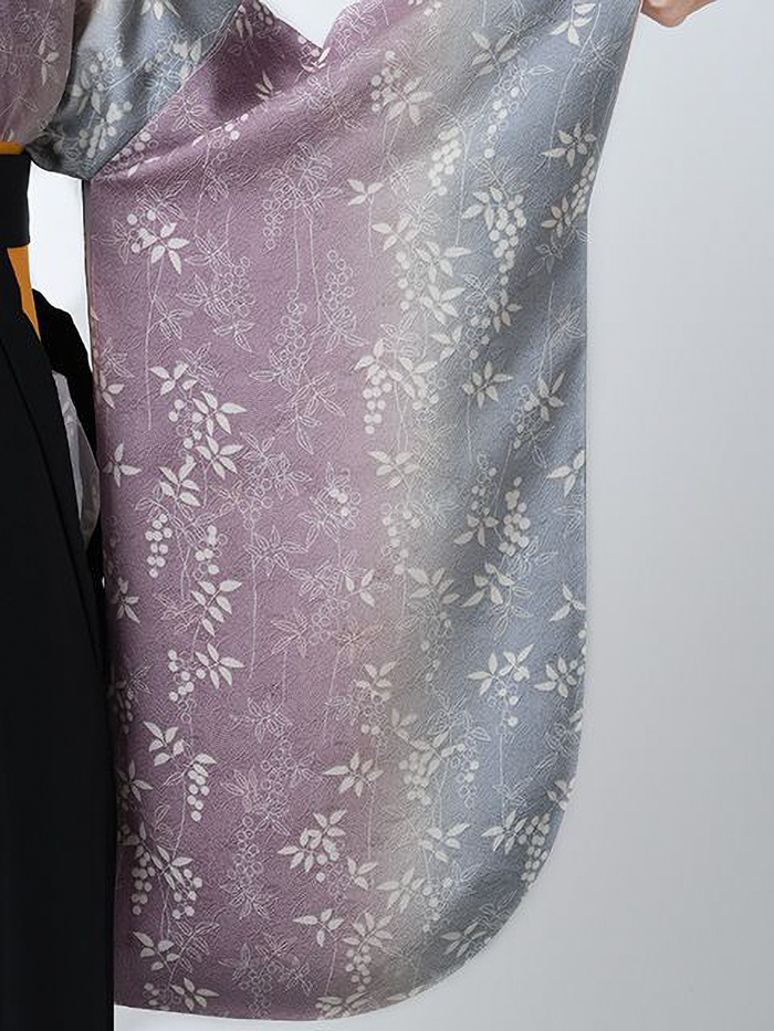 後ろ姿の女性教員