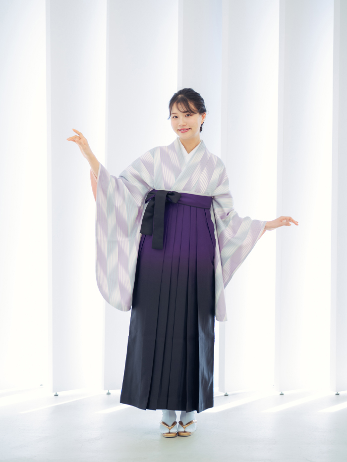 後ろ姿の女性教員