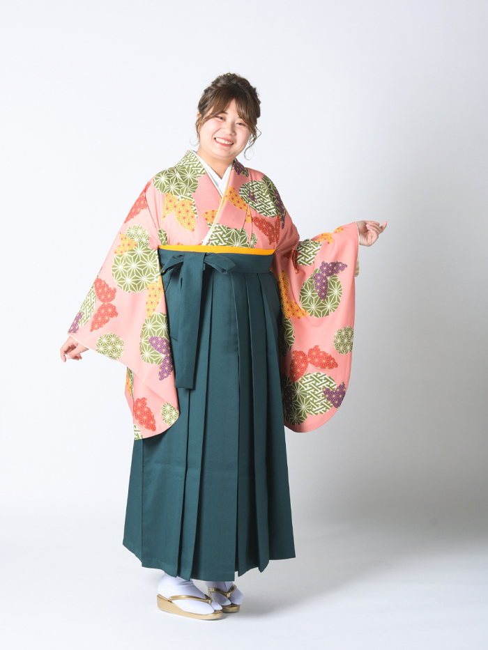 ふくよかな先生の卒業式での立ち姿
