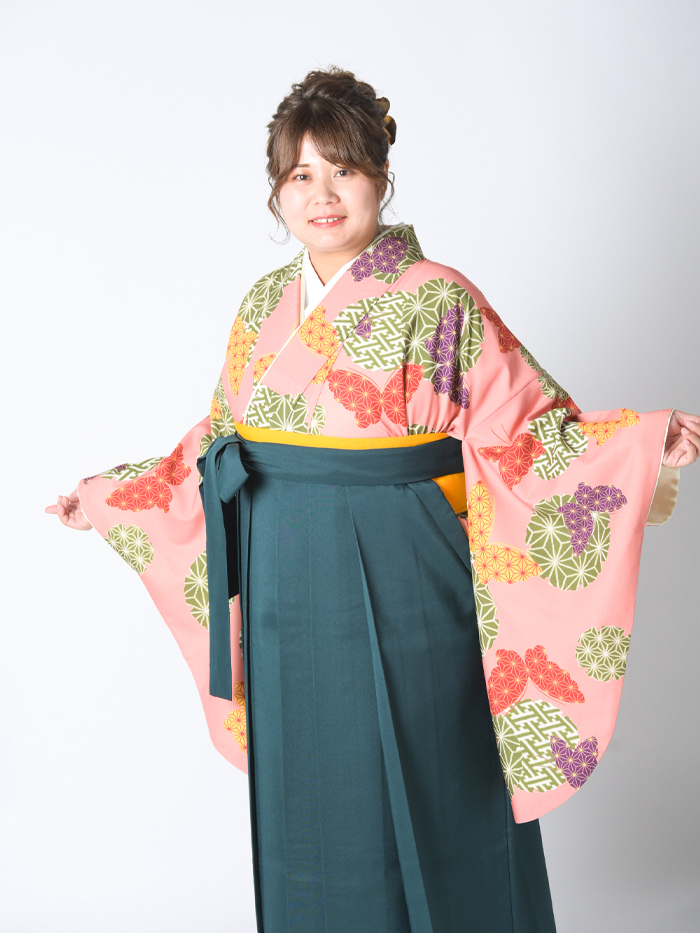卒業袴で嬉しそうな笑顔の先生