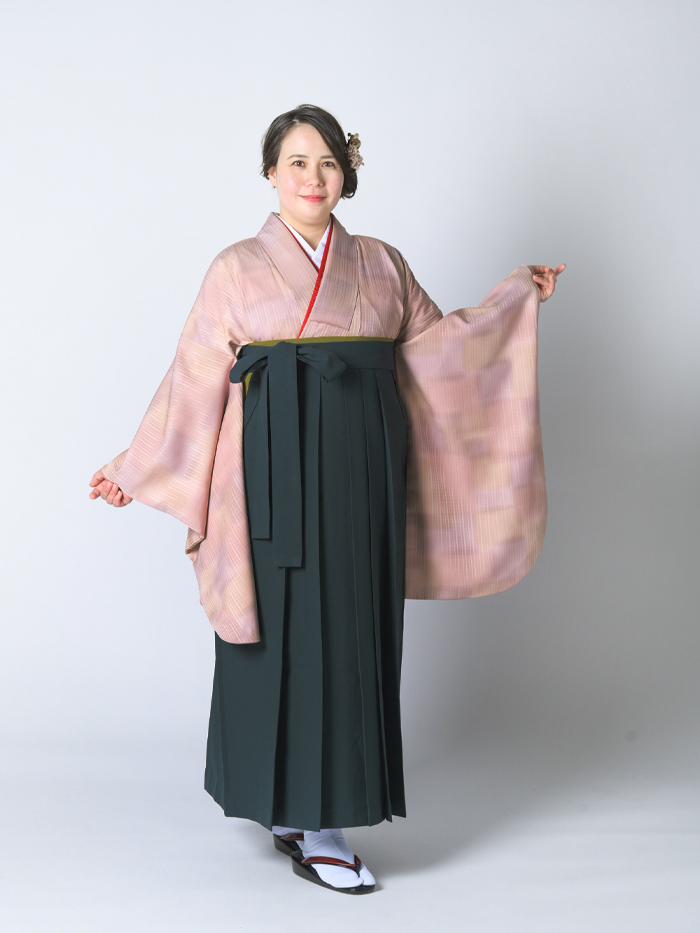ふくよかな先生の卒業式での立ち姿