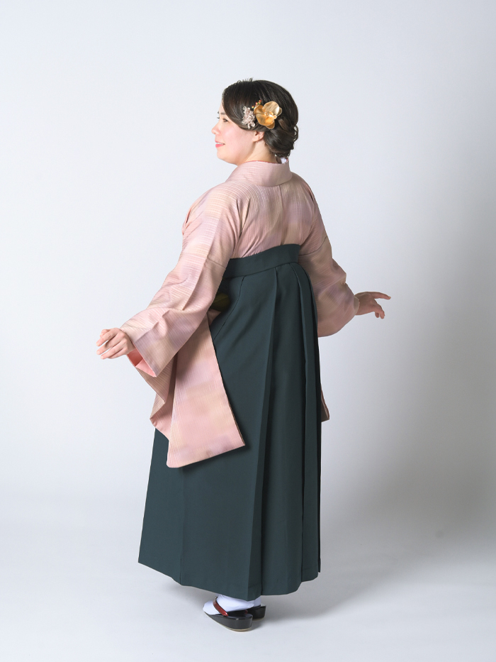 後ろ姿の女性教員