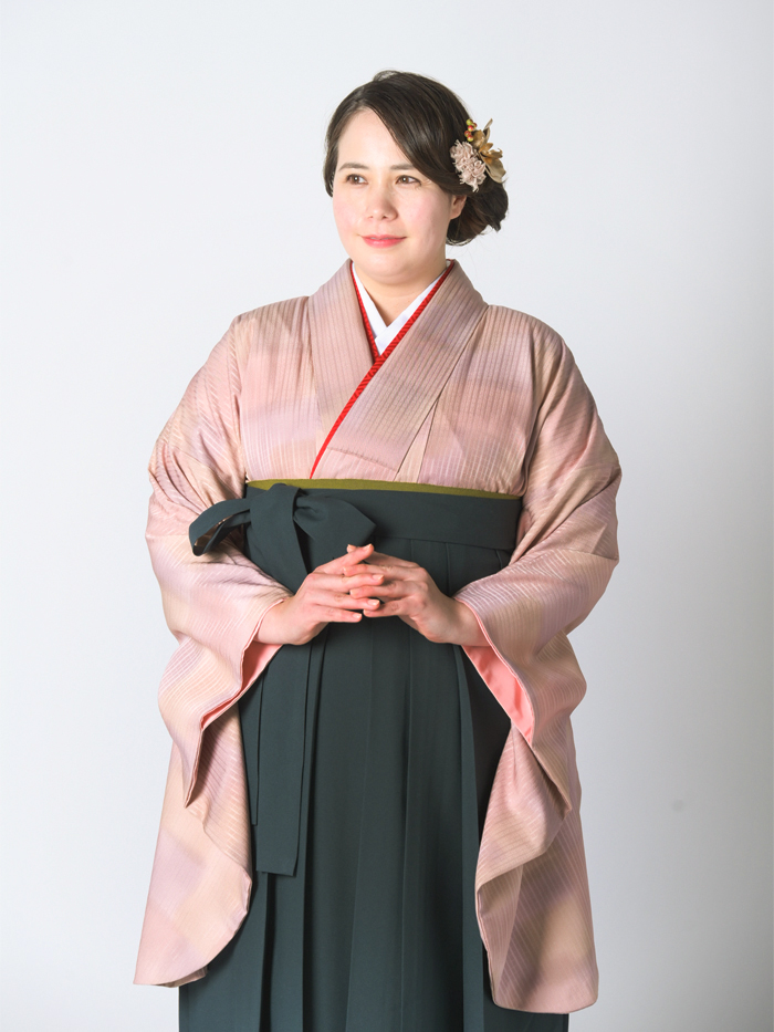 卒業袴で嬉しそうな笑顔の先生