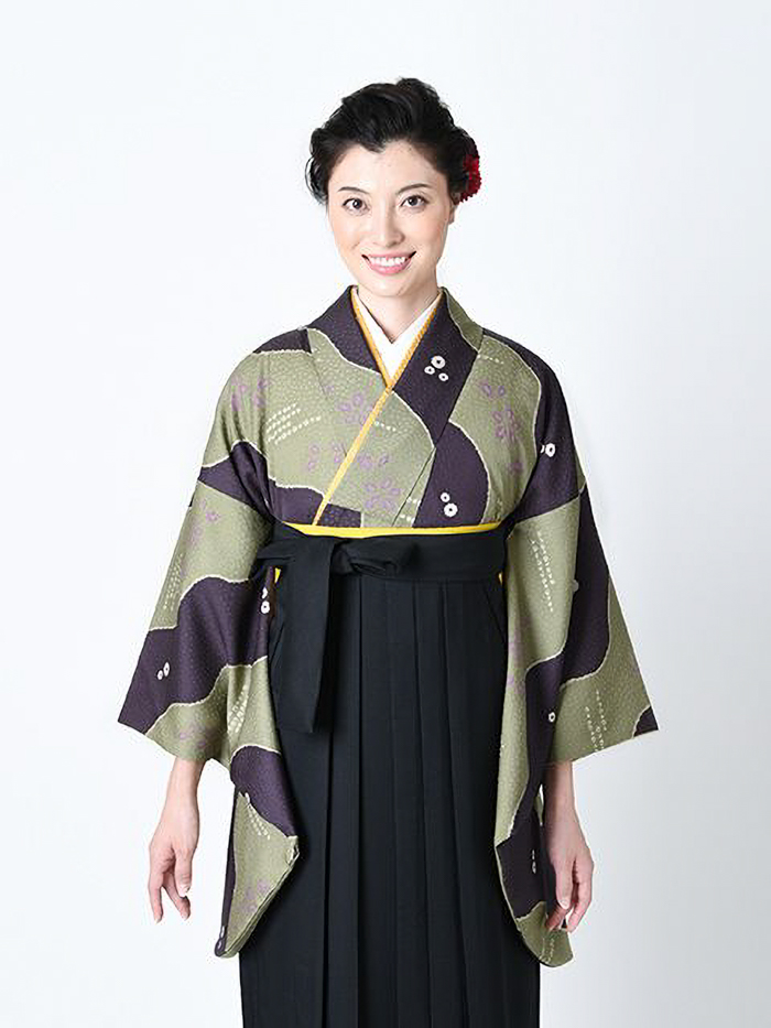 卒業袴で嬉しそうな笑顔の先生