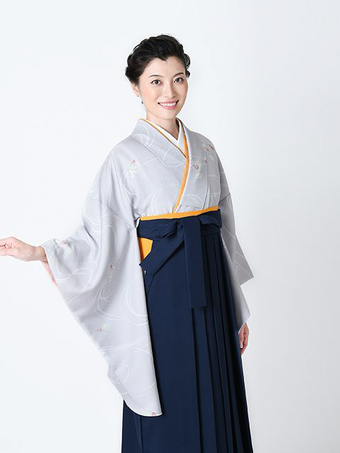 卒業袴で嬉しそうな笑顔の先生