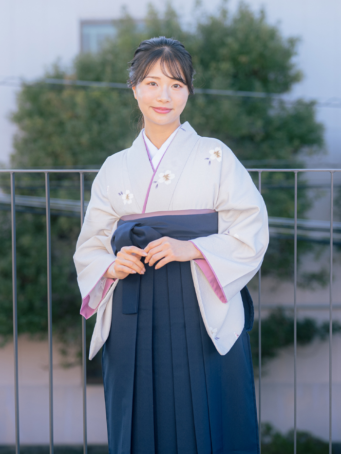 卒業袴姿の女性教員の全身