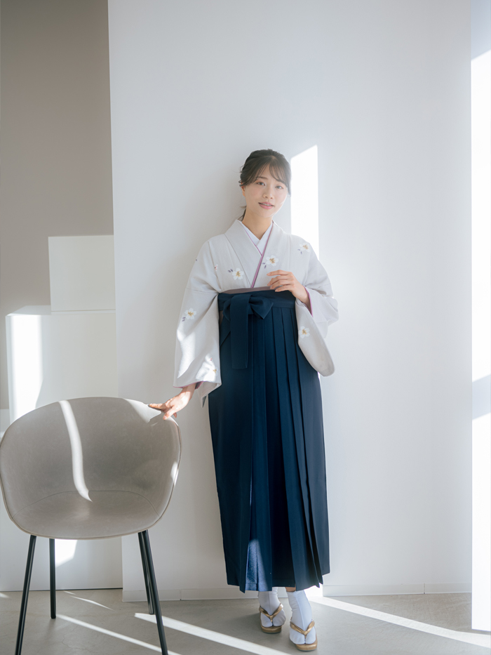 後ろ姿の女性教員