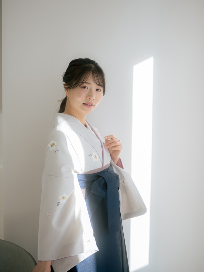 卒業袴で嬉しそうな笑顔の先生