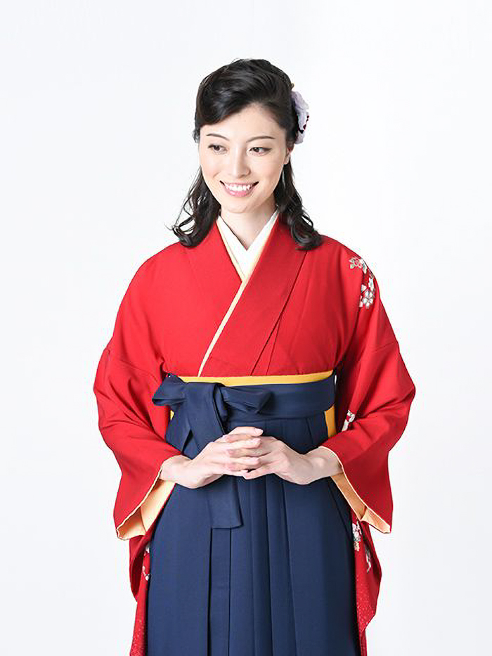 卒業袴で嬉しそうな笑顔の先生