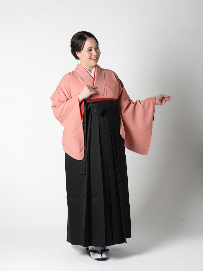 ふくよかな先生の卒業式での立ち姿