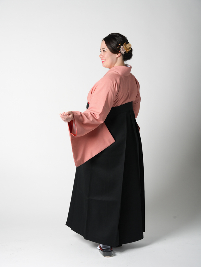 後ろ姿ふくよかな女性教員