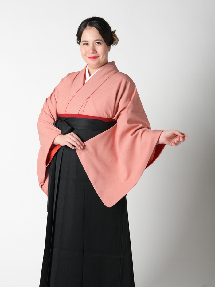 卒業袴で嬉しそうな笑顔の先生