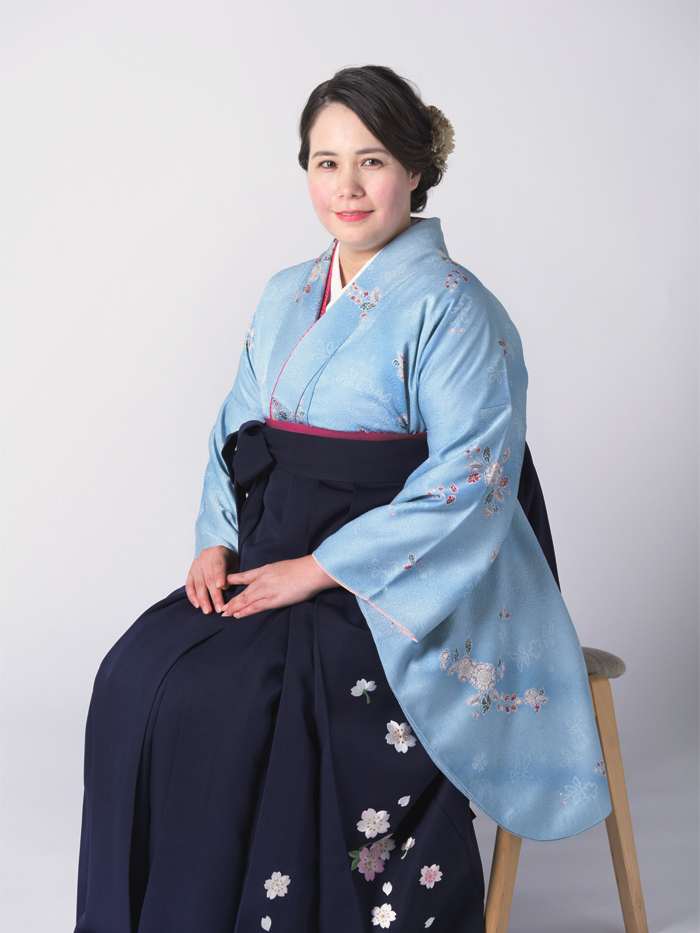 卒業袴で嬉しそうな笑顔の先生