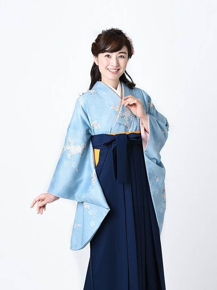 卒業袴で嬉しそうな笑顔の女性