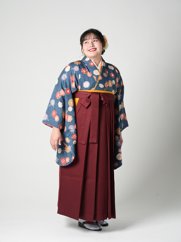 ふくよかな先生の卒業式での立ち姿