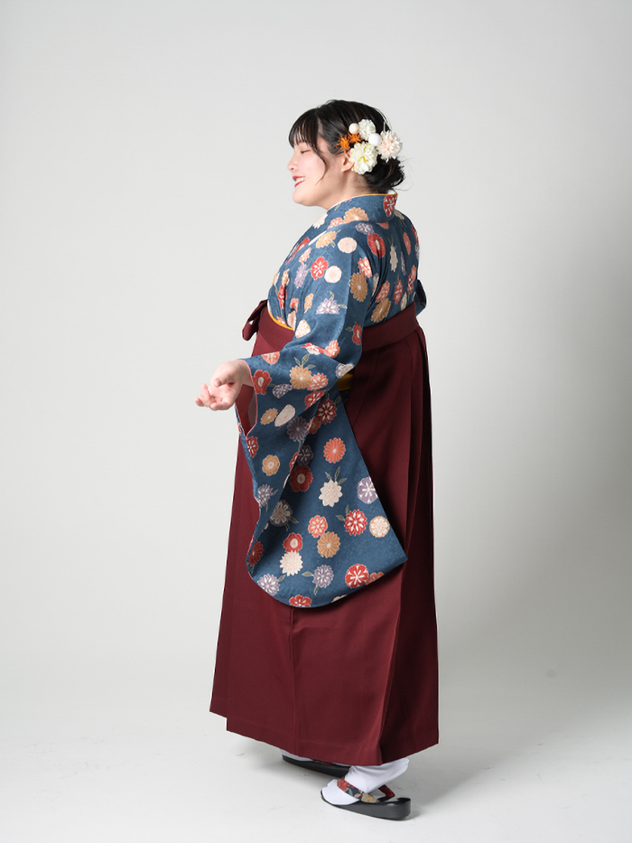 後ろ姿の女性教員