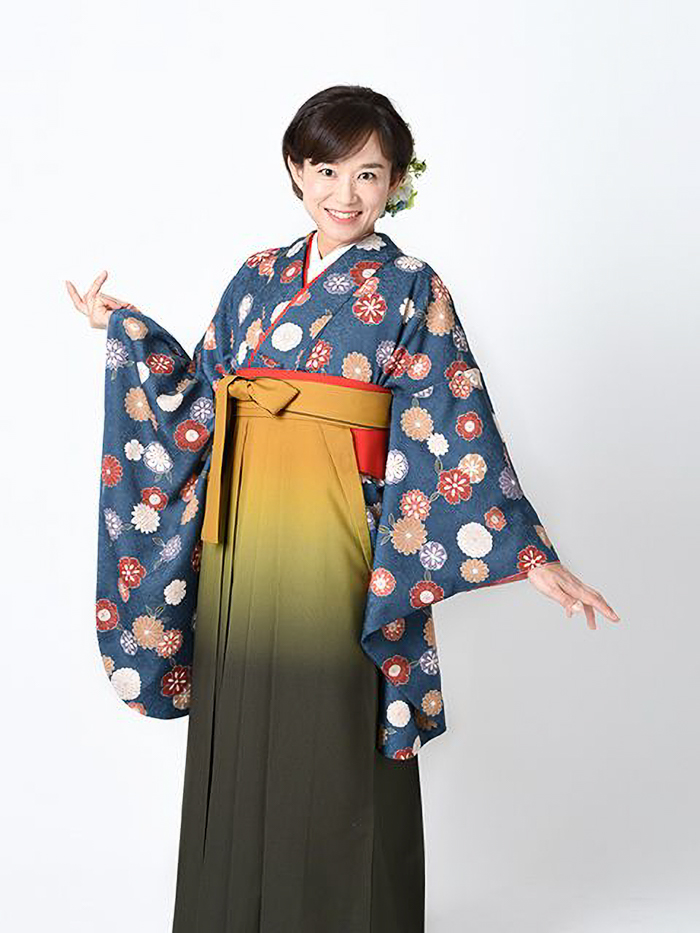卒業袴で嬉しそうな笑顔の女性