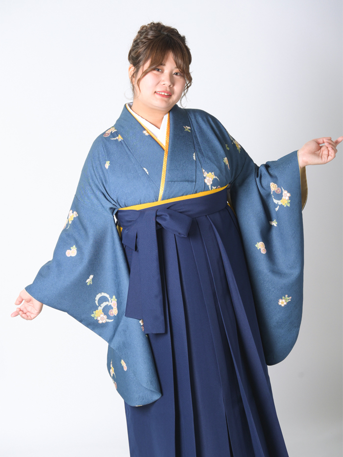卒業袴で嬉しそうな笑顔の先生