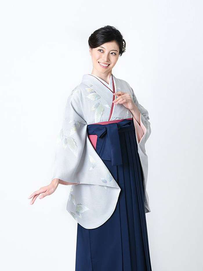 卒業袴で嬉しそうな笑顔の先生