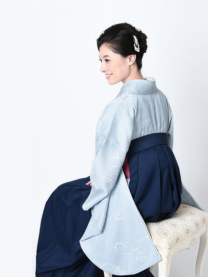 卒業袴で嬉しそうな笑顔の先生
