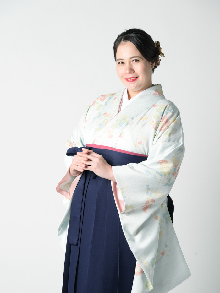 卒業袴で嬉しそうな笑顔の先生
