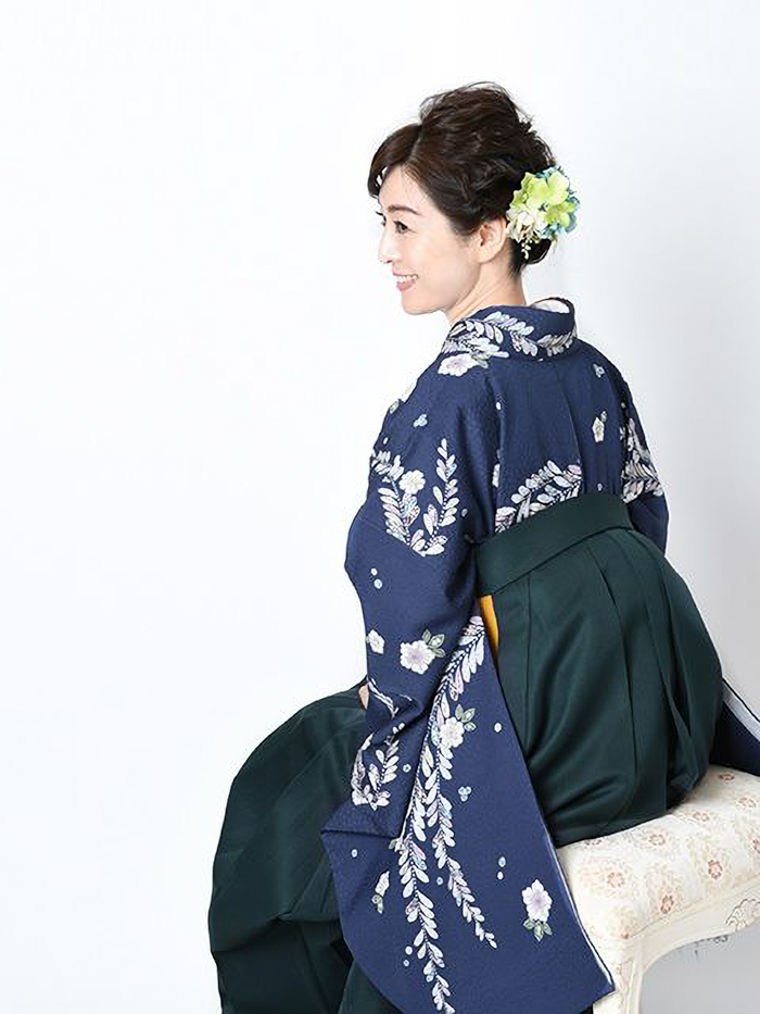 卒業袴で嬉しそうな笑顔の先生