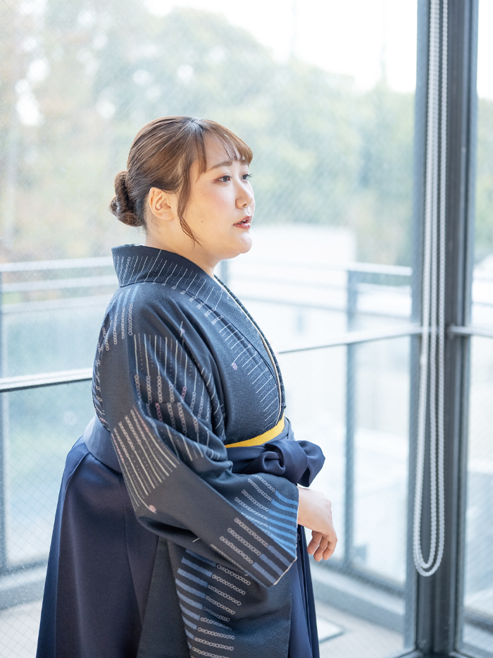 後ろ姿ふくよかな女性教員