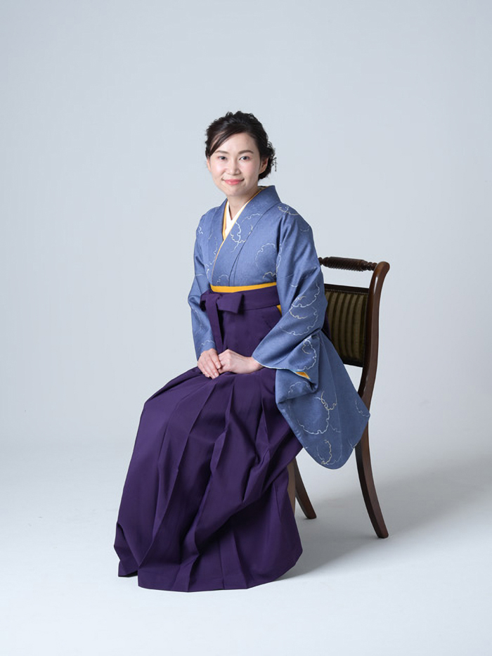 後ろ姿の女性教員