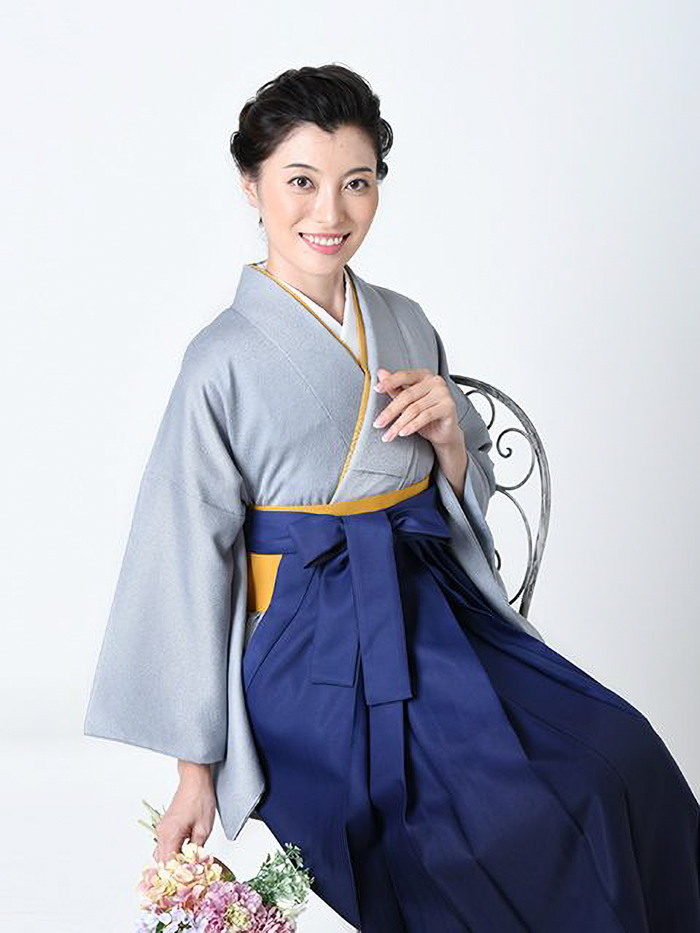 卒業袴で嬉しそうな笑顔の先生