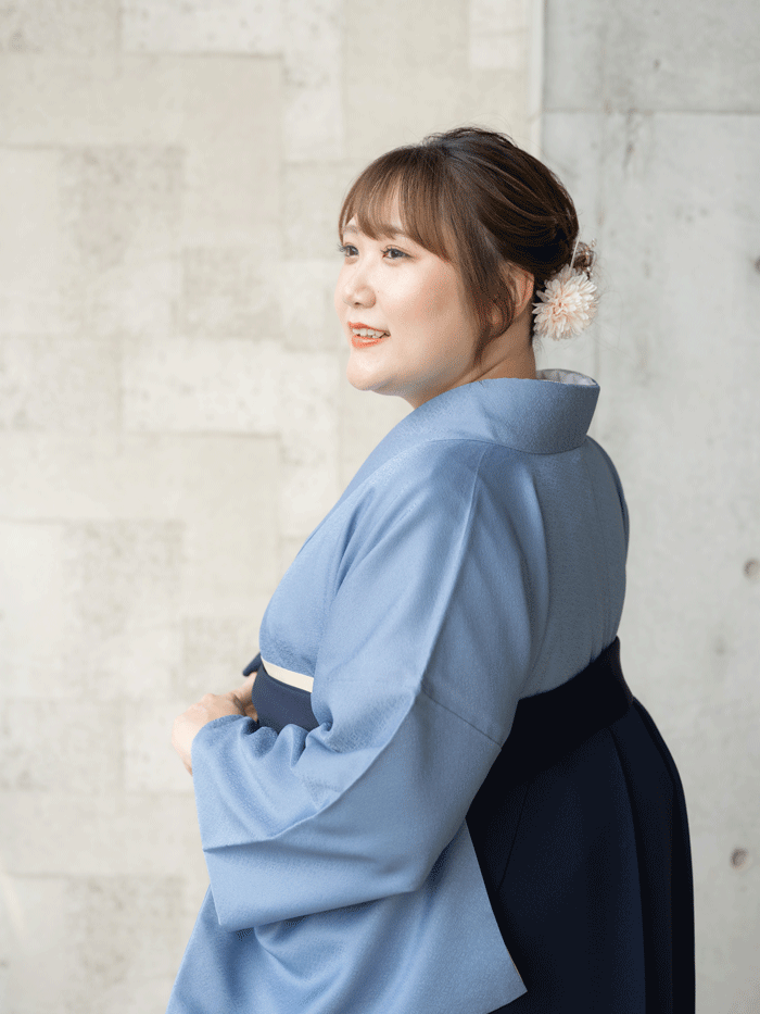 卒業袴で嬉しそうな笑顔の女性