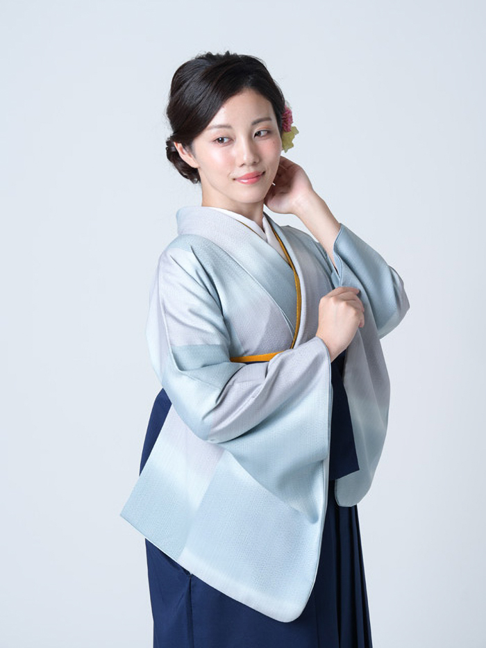 卒業袴で嬉しそうな笑顔の先生