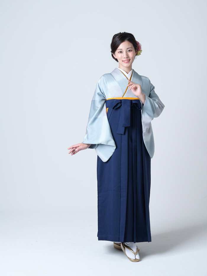 後ろ姿の卒業袴の女性