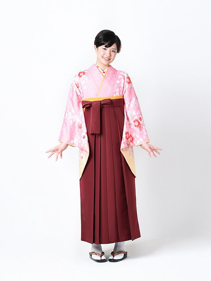 卒業袴で嬉しそうな笑顔の先生