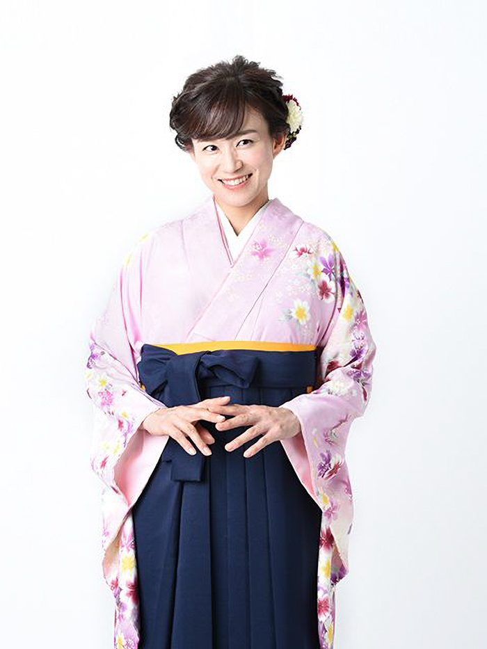卒業袴で嬉しそうな笑顔の先生