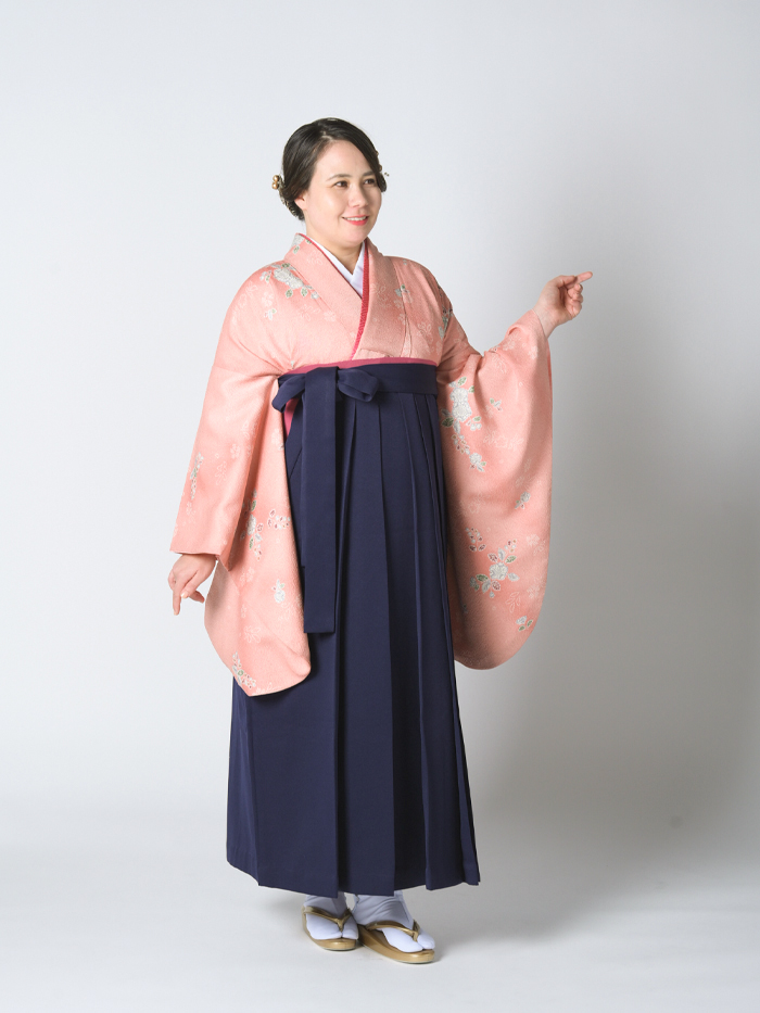ふくよかな先生の卒業式での立ち姿
