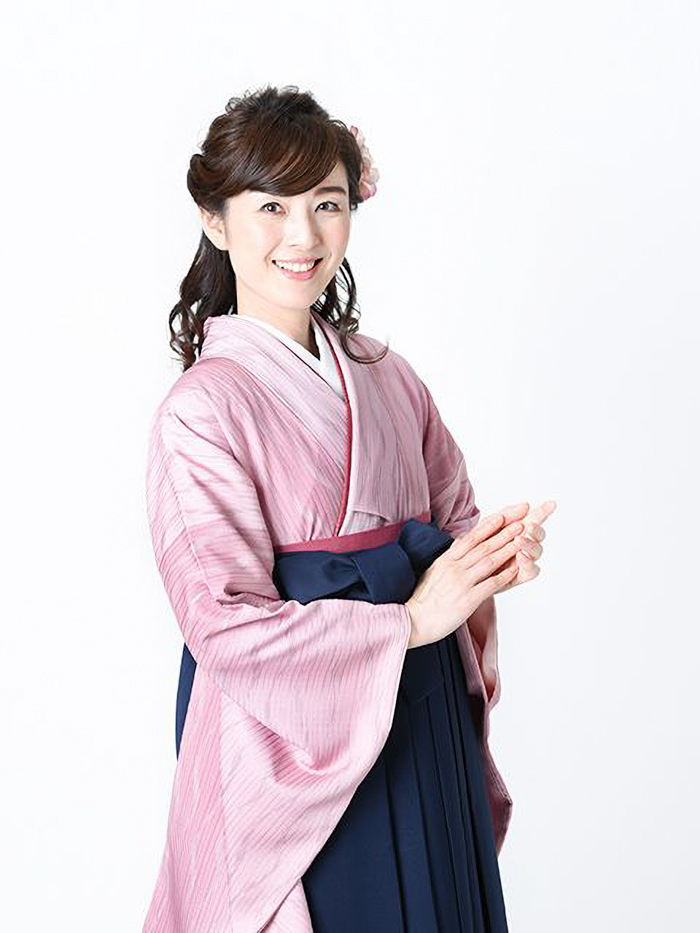 卒業袴で嬉しそうな笑顔の先生