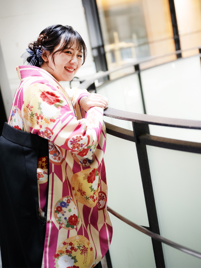 卒業袴で嬉しそうな笑顔の先生