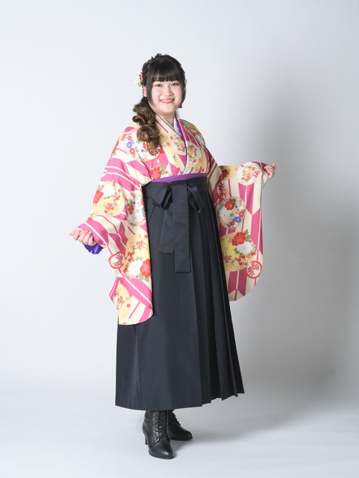 ふくよかな先生の卒業式での立ち姿