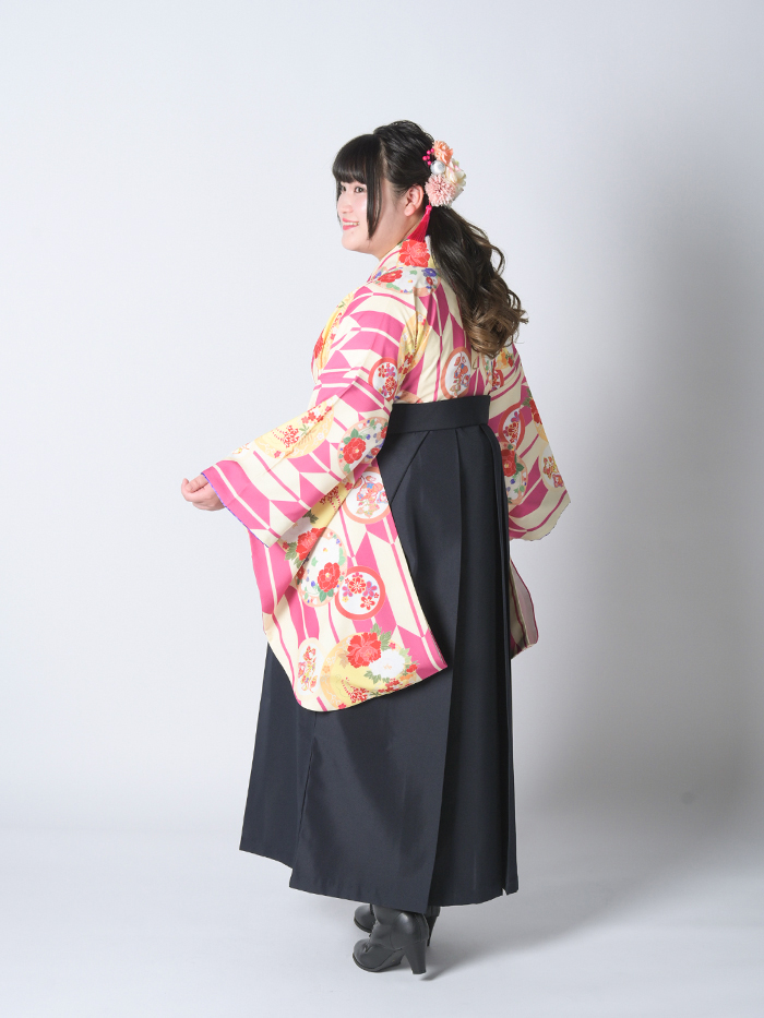 後ろ姿の女性教員