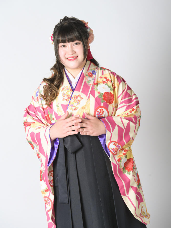 卒業袴で嬉しそうな笑顔の先生