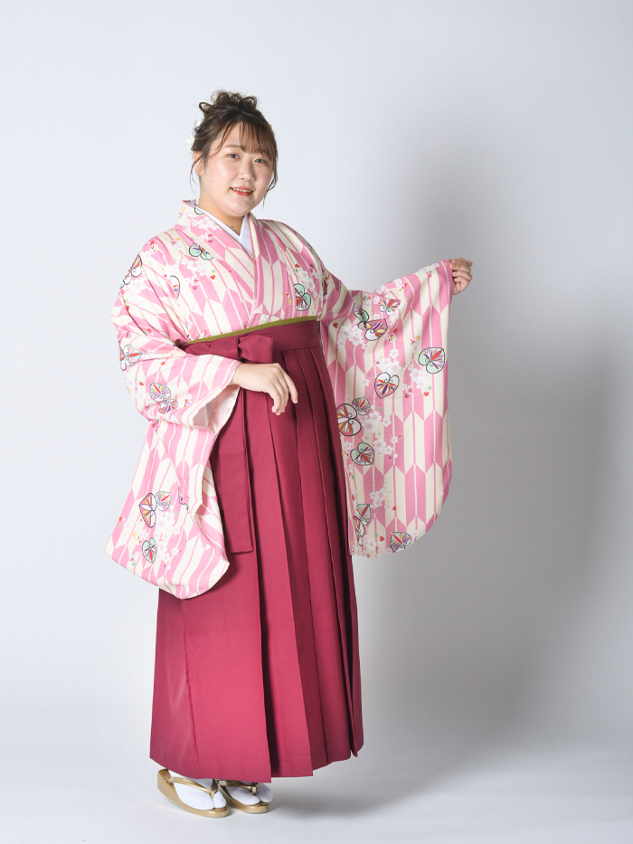 ふくよかな先生の卒業式での立ち姿