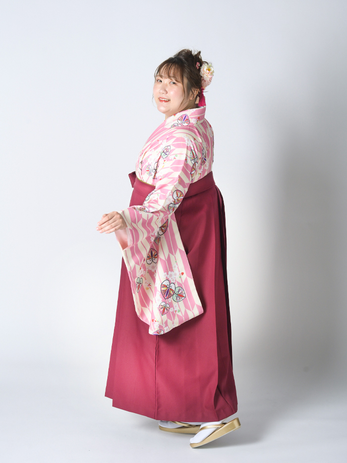 後ろ姿の女性教員