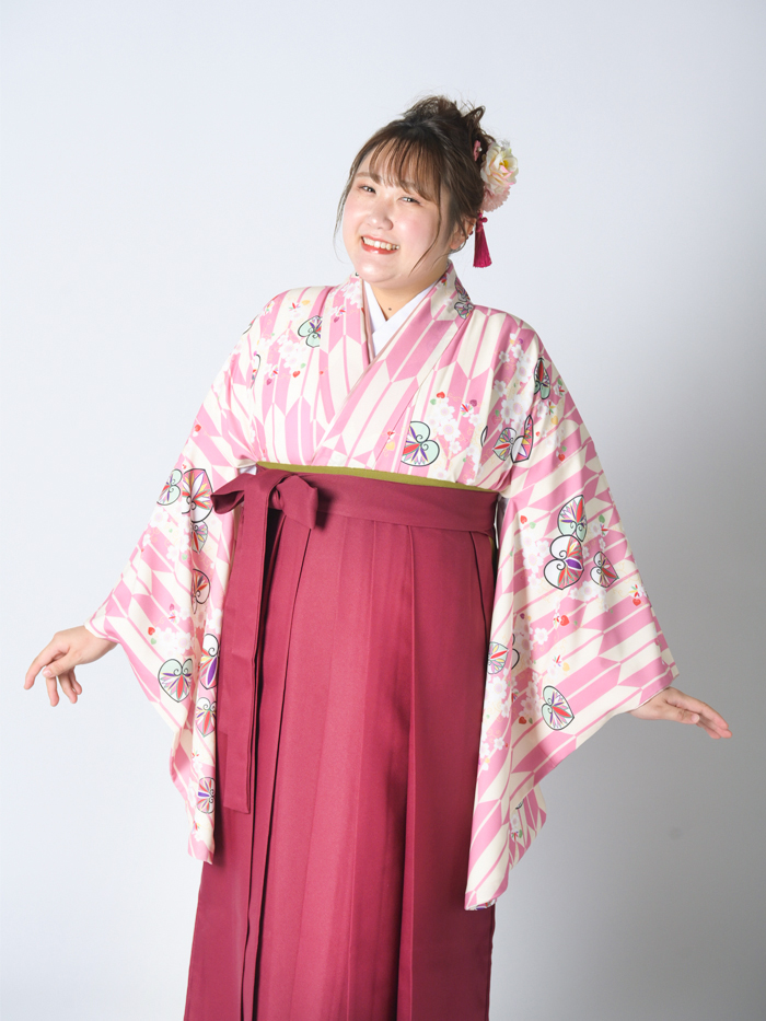 卒業袴で嬉しそうな笑顔の先生