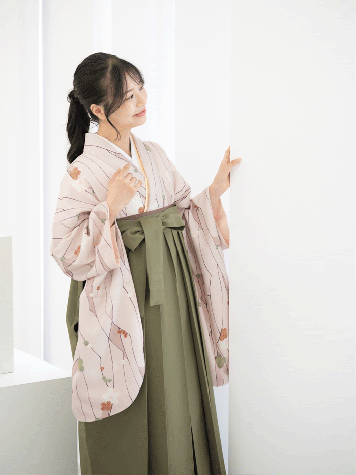後ろ姿の女性教員